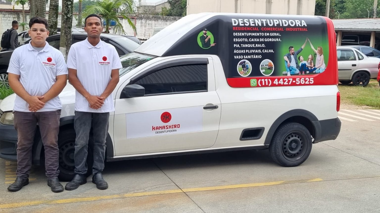 Dois funcionarios e carro da Kanashiro